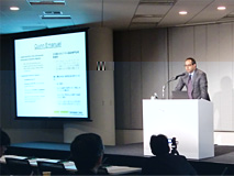 講演中のライアン・ゴールドスティン