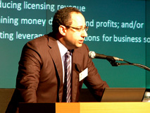 講演をしているライアン弁護士