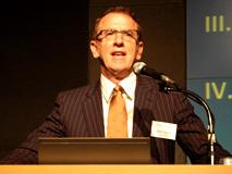 講演をしているクイン弁護士