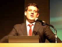 講演をしているマーカス弁護士