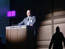 講演をしているライアン弁護士