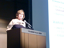 講演をしているフェイス弁護士