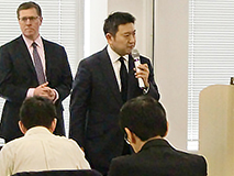 講演をしているライアン弁護士