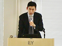 講演をしているフェイス弁護士