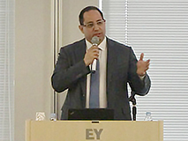 講演をしているマーク弁護士